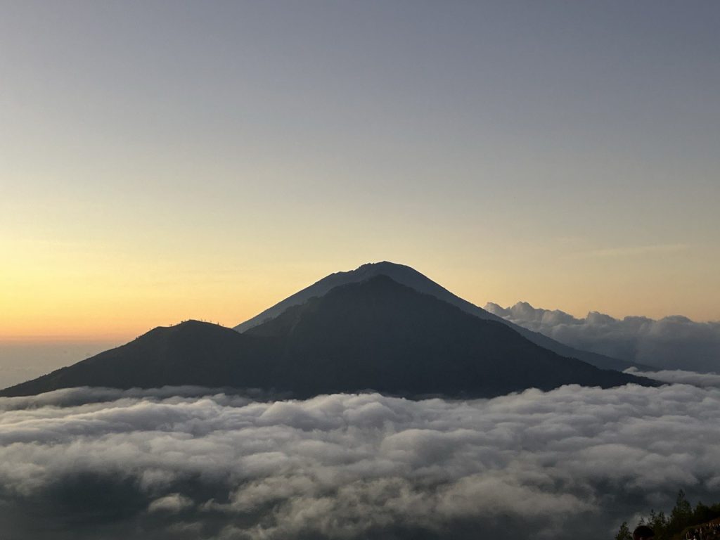 Mont Batur au lever de soleil, à Bali